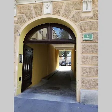 Easy Living In Center +free Parking * Liubliana
